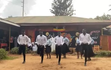 Угандийци сами научили български народни танци