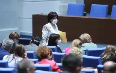 Караянчева гони депутати, ако са без маски в залата