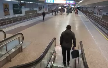 Ескалатори в оживени станции на метрото не работят от седмици 