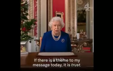 Фалшива кралица чете коледно приветствие по британската телевизия