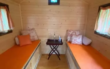 По време на престоя в стаята за почивка се чувстват лека вибрация, приятна топлина и ухание на мед и цветен прашец, прополис и восък.