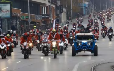 Коледно шествие на мотористи мина през София