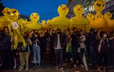 Гумените жълти патета станаха символ на протеста в Банкок