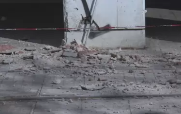 Мазилка от сграда рухна в центъра на София