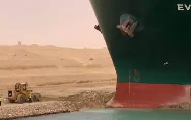 400-метров кораб препречи Суецкия канал
