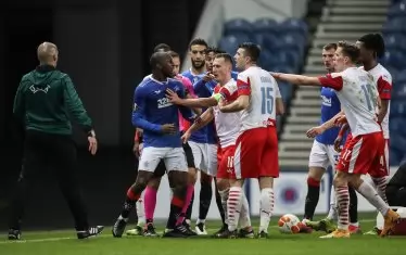 Мач от Лига Европа завърши с бой и оплаквания за расистки обиди