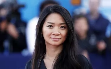 Със "Земя на номади" родената в Пекин Клое Жао пише история поне по две линии: тя е една от едноцифрения брой авторки на филми в историята, номинирани за "Оскар" за най-добър режисьор, а също и първата цветнокожа режисьорка, на която е оказана тази чест.