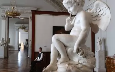 Жалба в Ермитажа: голите скулптури развращават младежта