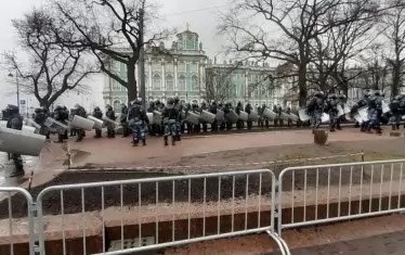 Дворцовият площад в Санкт Петербург отрано бе отцепен от плътна полицейска верига