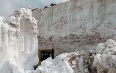 8-метрова снежна покривка затрупа пътища в Турция