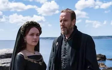 Оливия Кук и Рис Иванс в кадър от сериала.