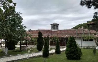 Дворът на църквата "Свети Георги" в Златолист ден преди храмовия празник.