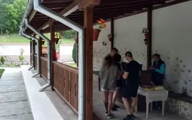 Храмът е вкопан в земята.