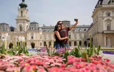 Туристи се снимат пред двореца Фестетикс в Унгария.