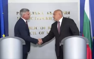 По-късно в профила на Борисов във "Фейсбук" бе разпространен клип как предава властта на служебното правителство.