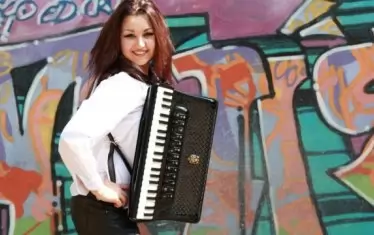 „След 26 години като че ли няма звук, който да не съм извлякла от акордеона. Но усещането всеки миг е различно. Всеки тон, разгърнал се на различно място, е преживян по различен начин. Това е различен вид енергия. Така че най-вероятно нямам два еднакви тона“, казва звездата.