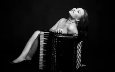 Не съм завършила музикално училище, не смятам, че това е задължително, за да се прояви талантът. Музикалното дава много добра теоретична подготовка, но за музиканта най-важен е вътрешният импулс. А той не се учи, споделя Вероника.