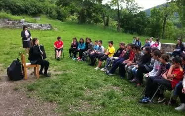 Урок на поляната в Дебнево -  гениалната акордеонистка  учи децата на любов към музиката и към природата.