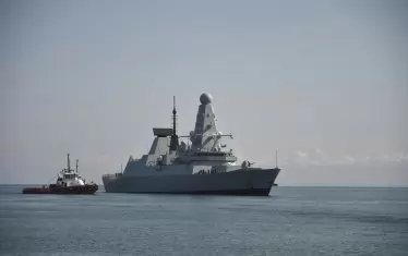 Плува ли корабче край Крим?