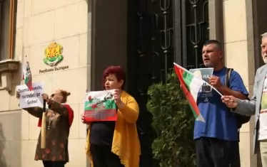 Протестиращи чакаха Кьовеши пред министерството.