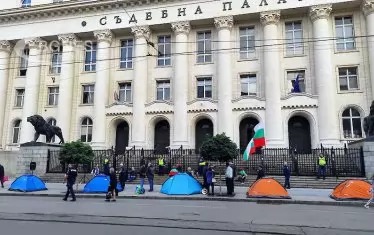 Съдебната палата осъмна с палатки срещу Гешев