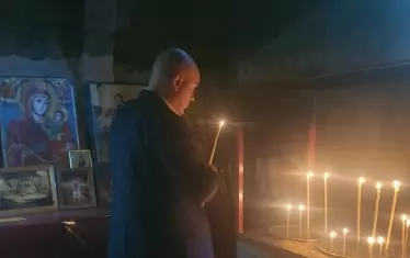 В последните дни, докато протестиращи искат оставката му пред Съдебната палата, главният прокурор Иван Гешев обикаля за срещи с подчинените си из страната. В четвъртък пресцентърът на държавното обвинение информира, че Гешев е бил във Велико Търново. Бе разпространен и този кадър с обяснението, че "главният прокурор посети манастира "Света Богородица", основан по времето на Второто българско царство, където запали свещ за здраве".