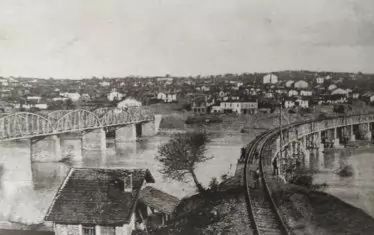 Жп линията Търново Сеймен - Нова Загора - Ямбол, където Атанас Узунов планира да освободи Васил Левски, като дерайлира влака, с който Апостола е трябвало да бъде преместен в Цариград. Планът му е осуетен в зародиш заради обесването на Дякона.