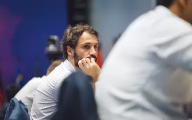 Гросмайстор Иван Чепаринов очаква началото на втората партия срещу Пьотр Свидлер в Сочи.