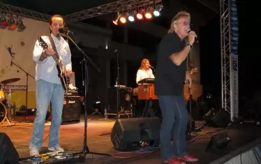 Всяка година на 1 юли изпълняваше на морския бряг вечния си шлагер.