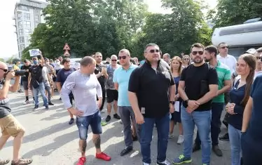 Младен Маринов, който бе махнат от Борисов заради подозрения за връзки с Пеевски, бе сред рехавата тълпа от гербери.