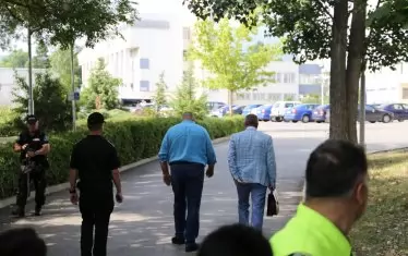 Борисов влезе в полицията с адвокат Менко Менков.