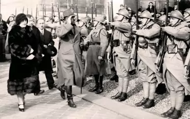 Кралица Сорая придружава крал Аманула Хан, облечена по тогавашната европейска мода.