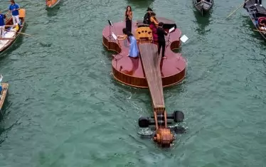 Ноевата цигулка плава по Големия канал на Венеция 