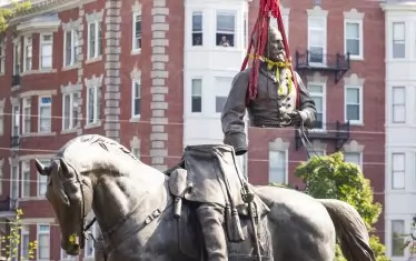 Премахването на паметника на генерал Робърт Е. Лий, защитавал робството в Гражданската война.