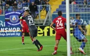 Вратарят на "ЦСКА 1948" Даниел Наумов е неутрализирал една от малкото опасности в своето наказателно поле.