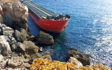 Рязко се усложни ситуацията със заседналия край Камен бряг кораб