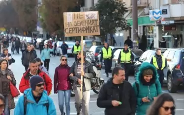 Момчето не е научило правописа, но сигурно е готово да протестира и срещу него.