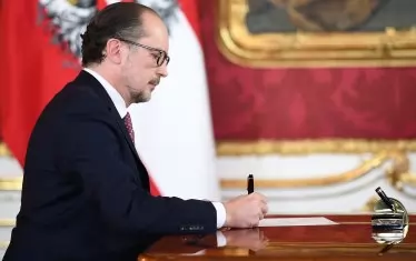Канцлерът на Австрия подава оставка