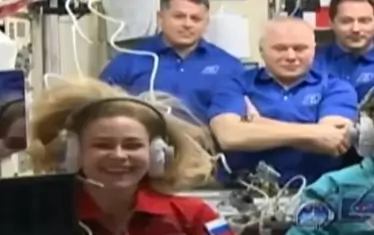 Космонавт обясни пищната прическа на Юлия Пересилд в МКС