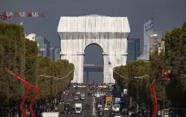 Триумфалната арка би Райхстага с 6 на 5 милиона 