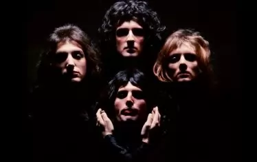 Снимката е от сесията за албума Queen II, но същата композиция на кадъра е използвана и в клипа за Bohemian Rhapsody.