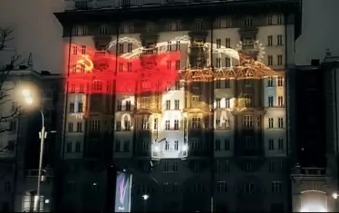Гигантски флаг на СССР изгря върху посолството на САЩ в Москва 
