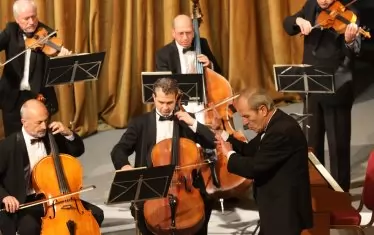 Пламен Джуров и камерният ансамбъл „Софийски солисти” много често, наред с по-традиционния репертоар, показват на публиката си нови, непознати композиции.