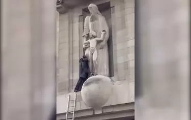  Статуя на скандално прочут скулптор пострада в Лондон