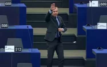 Джамбазки възмути Европарламента с подобие на нацистки поздрав