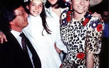 Маурицио и Патриция с дъщерите си Алесандра и Алегра след първото причастие на момичетата през 1988 г.