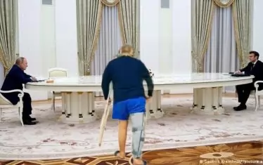 Борисов на куц крак се "появи" на срещата Путин-Макрон