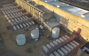 Планираната фабрика за батерии край Стара Загора ще е много по-мощна от най-голямата в света система за съхранение на енергия в батерии в момента - Moss Landing на Vistra Energy.