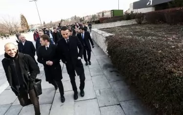 Димитър Бербатов (отпред, вдясно), сподвижниците му Стилиян Петров (до него) и Мартин Петров (вдясно) обикалят НДК, след като видяха, че централният вход е заключен.