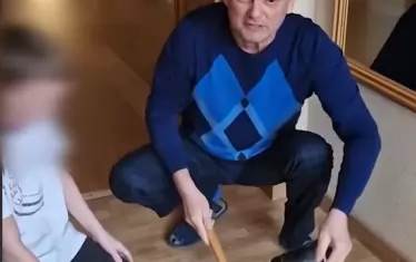 Башкирски бизнесмен разбива с чук iPad пред очите на сина си с цел патриотично възпитание. Башкирия се намира на границата между Европа и Азия.